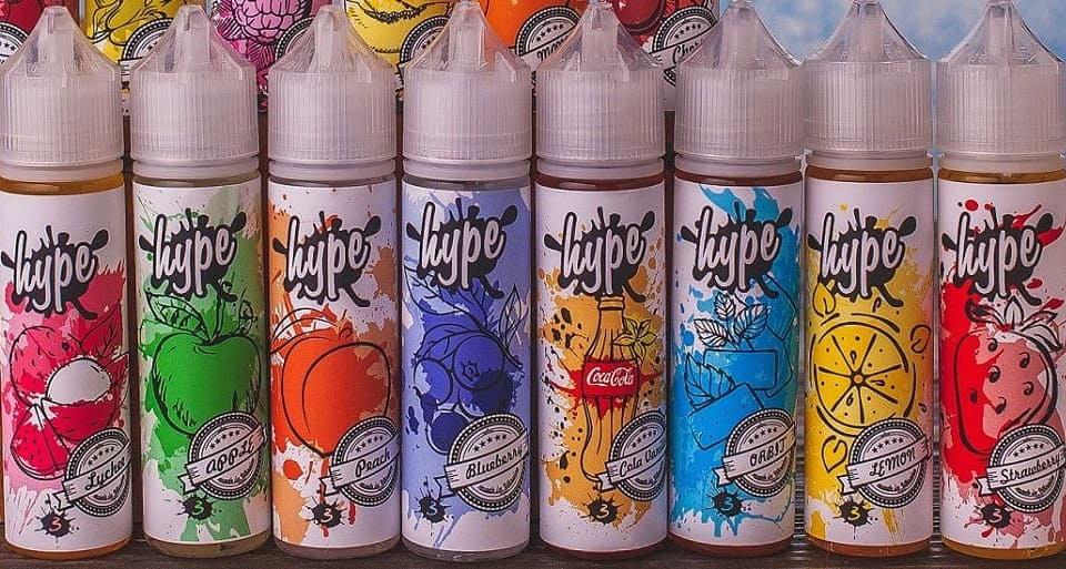 Пляшки рідин для вейпу Hype з різними смаками: Lychee, Apple, Peach, Blueberry, Cola Vanilla, Grape, Lemon, Strawberry