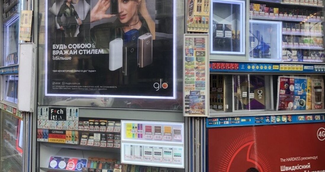 Вітрина з продукцією Glo та електронними сигаретами